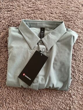 lululemon athletica Men’s Sage Green Casual Button-Down Shirt
